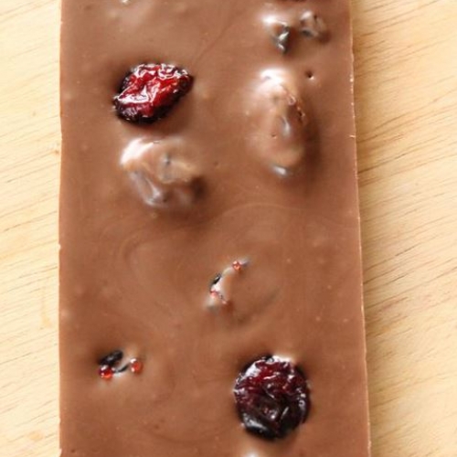 Barre de chocolat au lait avec inclusions 